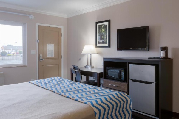 Travelodge by Wyndham Eureka image 18